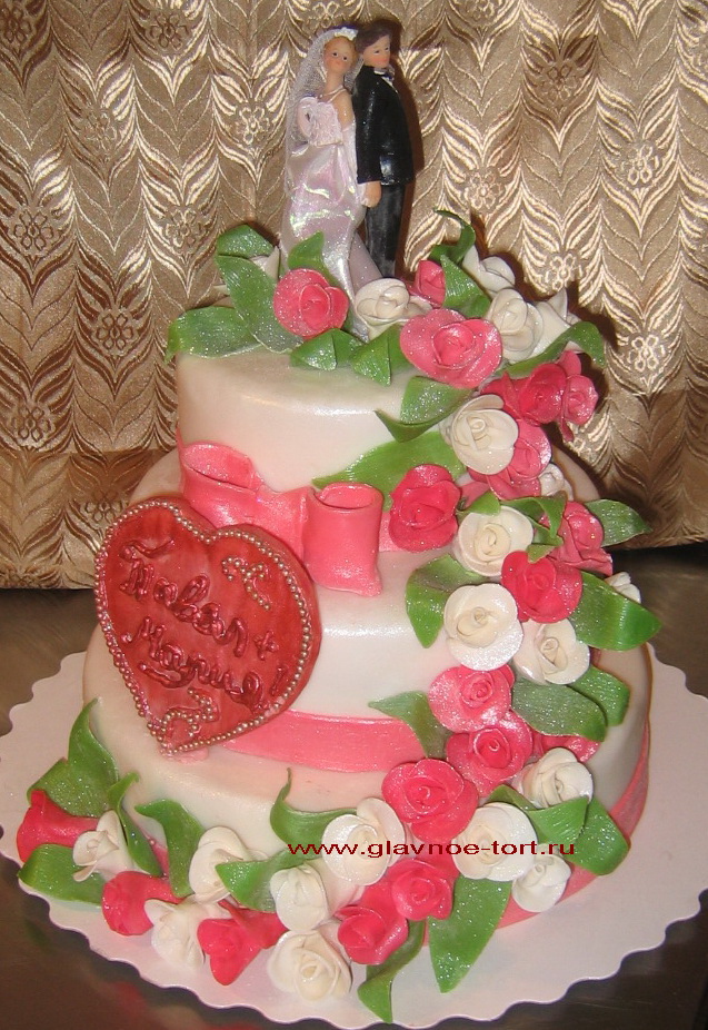 Оформление Свадебного торта с фигурками жениха и невесты и букетом роз